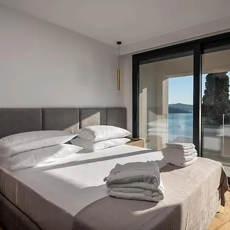 Only Via Contact-photos Extremely Well-equipped Vakantiehuis Mlini